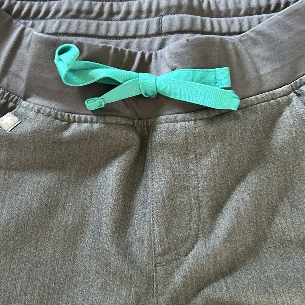 FIGS Scrubs - Picture 3 of 12